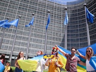 Các Giám mục của Liên minh châu Âu kêu gọi các nhà lãnh đạo EU đưa ra một tầm nhìn chiến lược cho sự ổn định và hòa bình, đồng thời kêu gọi một quá trình mở rộng đáng tin cậy cho khối, bao gồm các cuộc đàm phán gia nhập cho Albania và Bắc Macedonia, và tư cách ứng cử viên cho Ukraine.