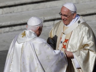 Đức Nguyên Giáo hoàng Benedicto XVI, bên trái, chào đón Đức Giáo hoàng Phanxicô trước khi bắt đầu lễ tuyên phong chân phước Giáo hoàng Phaolô VI và một thánh lễ bế mạc hội nghị kéo dài hai tuần về các vấn đề gia đình, tại Quảng trường Thánh Phêrô tại Vatican, Chúa nhật, ngày 19 tháng 10 năm 2014. Đức Giáo hoàng Phanxicô đã nói rằng nếu và khi ngài nghỉ hưu, ngài sẽ không sống ở Vatican hoặc trở về quê hương Argentina nhưng muốn tìm một nhà thờ ở Roma, nơi ngài có thể tiếp tục giải tội. "Tôi là giám mục của Roma, trong trường hợp này là Nguyên Giám mục của Roma," Đức Phanxicô nói trong một cuộc phỏng vấn được phát sóng vào thứ Ba, ngày 12 tháng 7 năm 2022 với đài truyền hình tiếng Tây Ban Nha TelevisaUnivision. (Ảnh: AP Photo / Gregorio Borgia, File)