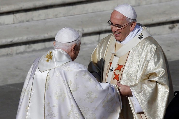 Đức Nguyên Giáo hoàng Benedicto XVI, bên trái, chào đón Đức Giáo hoàng Phanxicô trước khi bắt đầu lễ tuyên phong chân phước Giáo hoàng Phaolô VI và một thánh lễ bế mạc hội nghị kéo dài hai tuần về các vấn đề gia đình, tại Quảng trường Thánh Phêrô tại Vatican, Chúa nhật, ngày 19 tháng 10 năm 2014. Đức Giáo hoàng Phanxicô đã nói rằng nếu và khi ngài nghỉ hưu, ngài sẽ không sống ở Vatican hoặc trở về quê hương Argentina nhưng muốn tìm một nhà thờ ở Roma, nơi ngài có thể tiếp tục giải tội. "Tôi là giám mục của Roma, trong trường hợp này là Nguyên Giám mục của Roma," Đức Phanxicô nói trong một cuộc phỏng vấn được phát sóng vào thứ Ba, ngày 12 tháng 7 năm 2022 với đài truyền hình tiếng Tây Ban Nha TelevisaUnivision. (Ảnh: AP Photo / Gregorio Borgia, File)