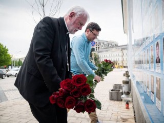 Đức Tổng Giám mục Paul R. Gallagher, Ngoại trưởng Vatican, và Dmytro Kuleba, Ngoại trưởng Ukraine, bày tỏ lòng kính trọng đối với các binh sĩ Ukraine thiệt mạng gần Bức tường tưởng niệm ở Kyiv, Ukraine vào ngày 20 tháng 5 năm 2022 (Ảnh: CNS / Bộ Ngoại giao Ukraine / Reuters)