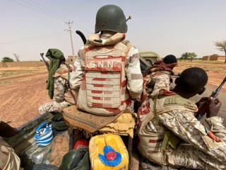 Một đoàn xe gồm các binh sĩ Nigeria tuần tra bên ngoài thị trấn Ouallam ngày 6 tháng 7 năm 2021. Các nhà lãnh đạo Giáo hội đang thúc đẩy việc mở rộng vai trò gìn giữ hòa bình của họ ở châu Phi (Ảnh: CNS / Reuters / Media Coulibaly)