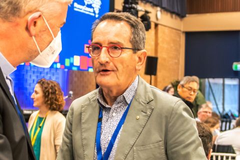Thành viên Hội nghị toàn thể Francis Sullivan, bên phải, trò chuyện với một thành viên giáo sĩ của Hội đồng thứ hai của Hội đồng toàn thể của Giáo hội Công giáo Úc trong cuộc họp ở Sydney vào ngày 5 tháng 7 năm 2022. Ông Sullivan đã trở nên nổi bật trong việc kêu gọi những thay đổi trong Giáo hội và đồng thời bày tỏ sự thất vọng của mình tại cuộc tranh luận, vốn đã bị gián đoạn vào ngày 6 tháng 7 sau khi hơn 60 trong số 277 thành viên tổ chức một cuộc biểu tình phản đối (Ảnh: CNS / do The Catholic Weekly cung cấp)
