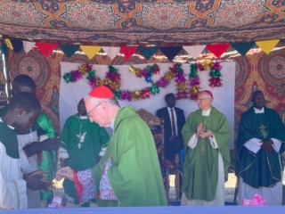 Đức Hồng y Pietro Parolin, Quốc Vụ Khanh Vatican, cử hành Thánh lễ tại một trại tị nạn ở Bentiu, Nam Sudan, ngày 6 tháng 7 năm 2022. Đức Hồng y Parolin nhắn nhủ với các tín hữu Công giáo tại Nam Sudan hôm 6 tháng 7 rằng chuyến viếng thăm của ngài đến đất nước của họ cũng như đến Congo là để mở đường con đường cho chuyến viếng thăm sau này của Đức Thánh Cha Phanxicô, vốn đã bị hoãn lại vì các vấn đề sức khỏe của Đức Thánh Cha (Ảnh: CNS / Salvatore Cernuzio, Truyền thông Vatican)
