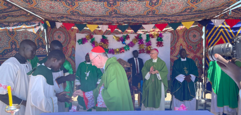 Đức Hồng y Pietro Parolin, Quốc Vụ Khanh Vatican, cử hành Thánh lễ tại một trại tị nạn ở Bentiu, Nam Sudan, ngày 6 tháng 7 năm 2022. Đức Hồng y Parolin nhắn nhủ với các tín hữu Công giáo tại Nam Sudan hôm 6 tháng 7 rằng chuyến viếng thăm của ngài đến đất nước của họ cũng như đến Congo là để mở đường con đường cho chuyến viếng thăm sau này của Đức Thánh Cha Phanxicô, vốn đã bị hoãn lại vì các vấn đề sức khỏe của Đức Thánh Cha (Ảnh: CNS / Salvatore Cernuzio, Truyền thông Vatican)