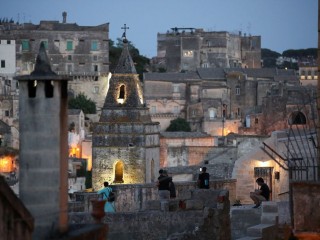 Mọi người tận hưởng buổi tối ở Matera, Ý, ngày 29 tháng 6 năm 2021. Đức Thánh Cha Phanxicô sẽ đến thăm thành phố miền nam nước Ý vào ngày 25 tháng 9 để cử hành Thánh lễ bế mạc Đại hội Thánh Thể Quốc gia Ý (Ảnh: CNS / Reuters / Yara Nardi)