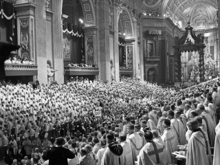 Đức Giáo hoàng Gioan XXIII dẫn đầu phiên họp khai mạc của Công đồng Vatican II tại Vương Cung Thánh Đường Thánh Phêrô vào ngày 11 tháng 10 năm 1962 (Ảnh: CNS photo / L’Osservatore Romano)