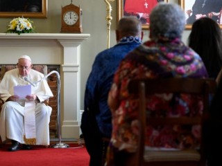 Đức Thánh Cha Phanxicô phát biểu trước đại diện các dân tộc bản địa của Canada tại Tòa Tổng Giám mục ở Thành phố Québec (Ảnh: Truyền thông Vatican)