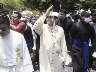 Đức Giám mục Rolando Álvarez Địa phận Matagalpa, Nicaragua, đi bộ cùng với những người hành hương khác đến Đền thờ Chúa Hài Đồng trong tháng này (Ảnh: Manuel Obando và Truyền thông Giáo phận / CNA)