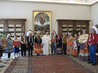 Đức Thánh Cha Phanxicô gặp gỡ các thành viên thuộc nhóm sắc tộc 'First Nations' tại Vatican vào ngày 31 tháng 3 năm 2022 (Ảnh: Truyền thông Vatican)