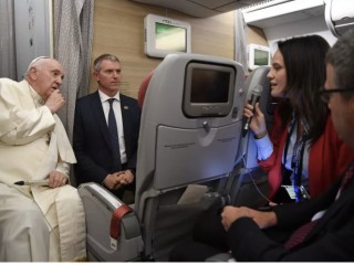 Đức Thánh Cha Phanxicô trò chuyện với các nhà báo trên chuyến bay Giáo hoàng vào ngày 30 tháng 7 (Ảnh: NCR / Truyền thông Vatican)