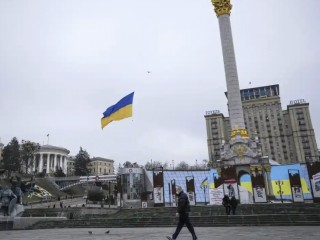 Một máy bay không người lái mang theo quốc kỳ Ukraine trên Quảng trường Maidan (Ảnh: Sergei Grits / AP)