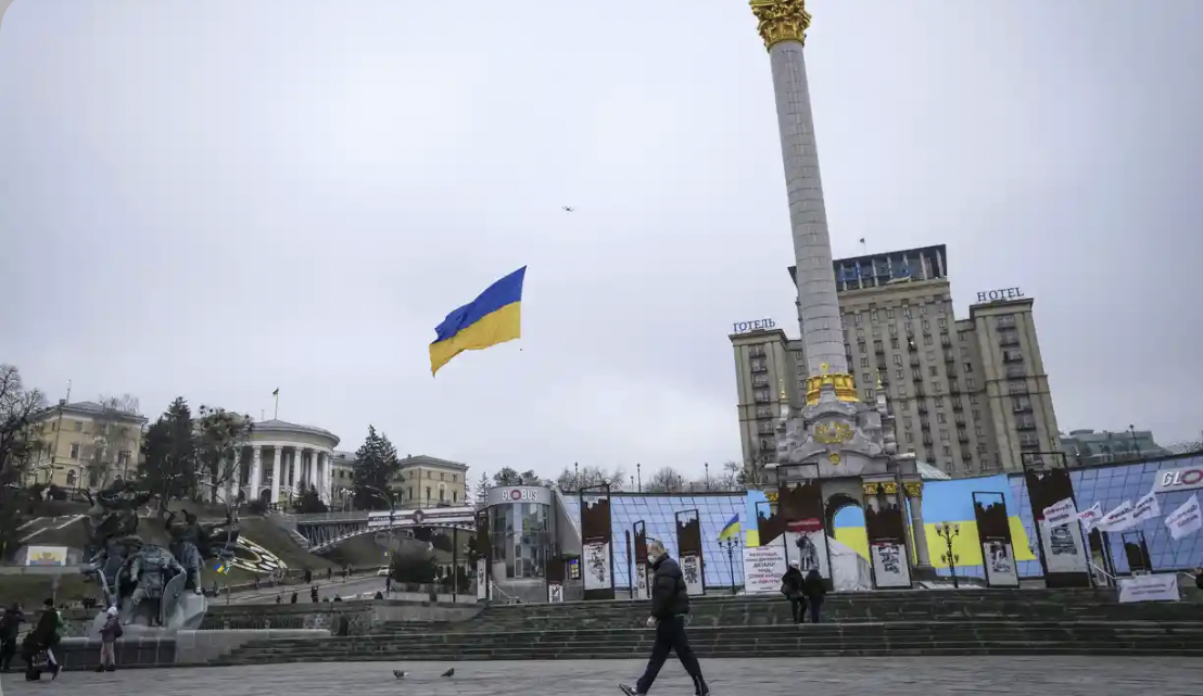 Một máy bay không người lái mang theo quốc kỳ Ukraine trên Quảng trường Maidan (Ảnh: Sergei Grits / AP)
