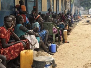 Các gia đình Nam Sudan phải di tản trong nước ngồi bên ngoài một cơ sở trú ẩn ở Jonglei vào ngày 24 tháng 9 năm 2020. Nạn đói cùng cực đã buộc một số người Nam Sudan tấn công các đoàn xe viện trợ nhân đạo (Ảnh: CNS / Denis Dumo, Reuters)