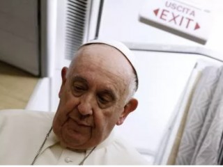 Đức Thánh Cha Phanxicô trong cuộc họp báo trên chuyến bay Giáo hoàng trở về Rôma sau chuyến viếng thăm Canada vào ngày 29 tháng 7 (Ảnh: GUGLIELMO MANGIAPANE / Pool / AFP qua Getty Images)