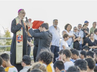Đức Thượng phụ Pierbattista Pizzaballa cầu nguyện cùng với các bạn trẻ Công giáo trên Núi Bát Phúc vào ngày 19 tháng 7 năm 2022 (Ảnh: Neocatechumenal Way)