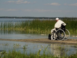 Đức Thánh Cha Phanxicô đến thăm địa điểm hành hương Lac Ste. Anne ở Alberta, Canada, thứ Ba, ngày 26 tháng 7 năm 2022. Đức Thánh Cha Phanxicô đã đến Canada để xin lỗi người dân bản địa về những hành vi lạm dụng của các nhà truyền giáo Công giáo trong các trường dân cư khét tiếng của đất nước (Ảnh AP / Eric Gay)
