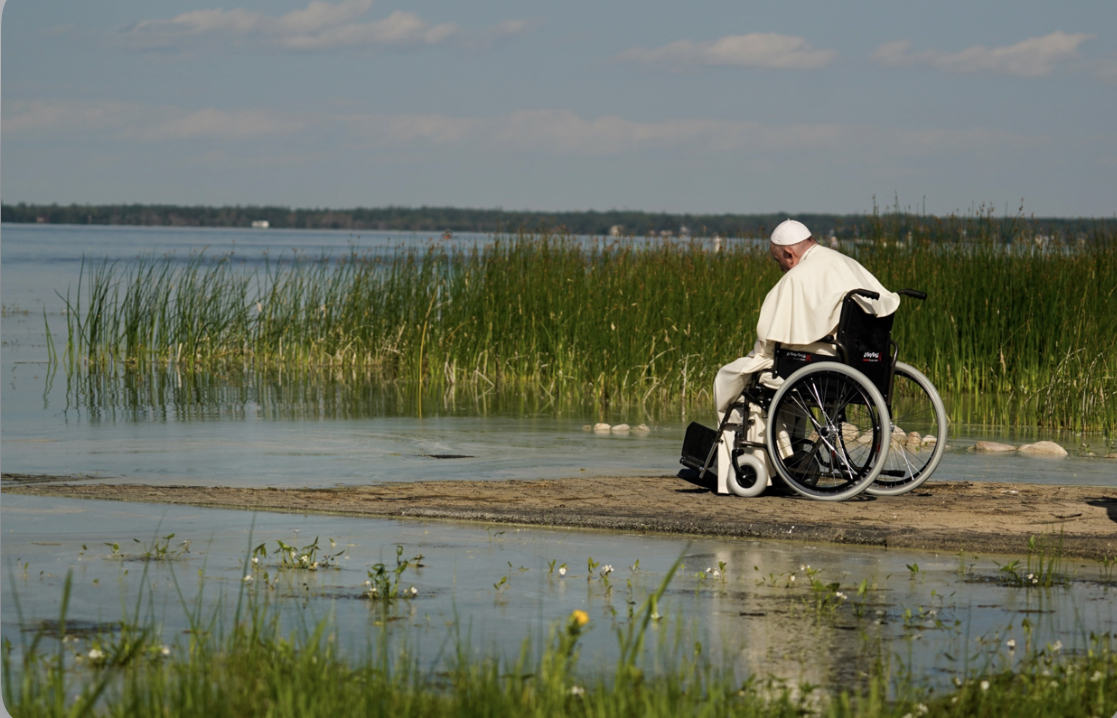 Đức Thánh Cha Phanxicô đến thăm địa điểm hành hương Lac Ste. Anne ở Alberta, Canada, thứ Ba, ngày 26 tháng 7 năm 2022. Đức Thánh Cha Phanxicô đã đến Canada để xin lỗi người dân bản địa về những hành vi lạm dụng của các nhà truyền giáo Công giáo trong các trường dân cư khét tiếng của đất nước (Ảnh AP / Eric Gay)