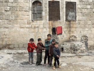 Các cháu của bà Aisha Bakri, một phụ nữ Syria lớn tuổi mất đi những cậu con trai của mình trong chiến tranh Syria, đứng cùng nhau ở Afrin, Syria, ngày 17 tháng 3 năm 2022. Hơn 30 cơ quan cứu trợ quốc tế, bao gồm cả người Công giáo và các nhóm Ki ô giáo khác, cảnh báo về một thảm họa nhân đạo Nếu Hội đồng Bảo an Liên hợp quốc không gia hạn một nghị quyết vào ngày 10 tháng 7 cho phép cung cấp hỗ trợ cứu sinh xuyên biên giới cho vùng tây bắc Syria (Ảnh: Mahmoud Hassano / Reuters qua CNS)
