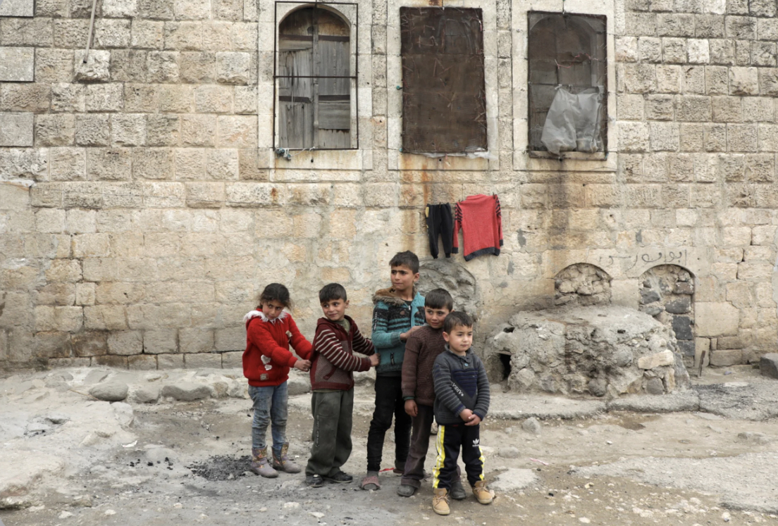 Các cháu của bà Aisha Bakri, một phụ nữ Syria lớn tuổi mất đi những cậu con trai của mình trong chiến tranh Syria, đứng cùng nhau ở Afrin, Syria, ngày 17 tháng 3 năm 2022. Hơn 30 cơ quan cứu trợ quốc tế, bao gồm cả người Công giáo và các nhóm Ki ô giáo khác, cảnh báo về một thảm họa nhân đạo Nếu Hội đồng Bảo an Liên hợp quốc không gia hạn một nghị quyết vào ngày 10 tháng 7 cho phép cung cấp hỗ trợ cứu sinh xuyên biên giới cho vùng tây bắc Syria (Ảnh: Mahmoud Hassano / Reuters qua CNS)