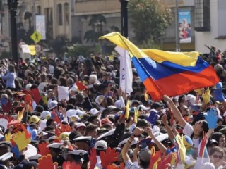 Một đám đông người dân Colombia ở Bogotá chào đón Đức Thánh Cha Phanxicô trong chuyến Tông du đến đất nước này vào năm 2017 (Ảnh: David Ramos / ACI Press)