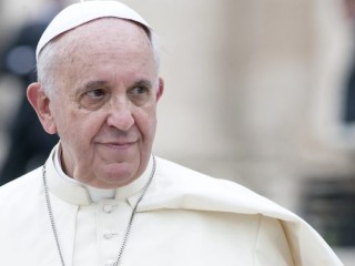 Đức Thánh Cha Phanxicô chào đón du khách hành hương tại Quảng trường Thánh Phêrô, Vatican, ngày 10 tháng 9 năm 2014 (Ảnh: Laciviltacattolica)