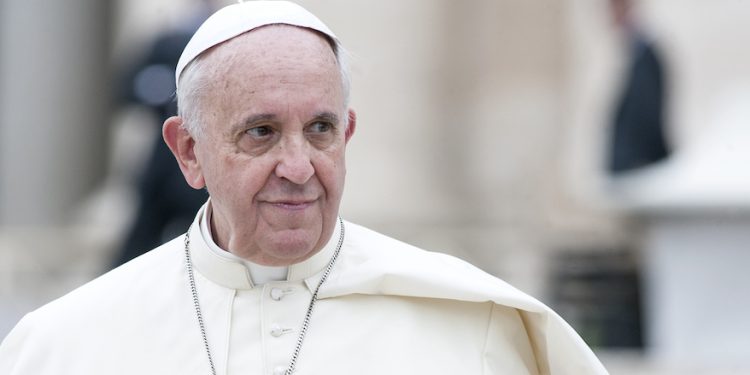 Đức Thánh Cha Phanxicô chào đón du khách hành hương tại Quảng trường Thánh Phêrô, Vatican, ngày 10 tháng 9 năm 2014 (Ảnh: Laciviltacattolica)