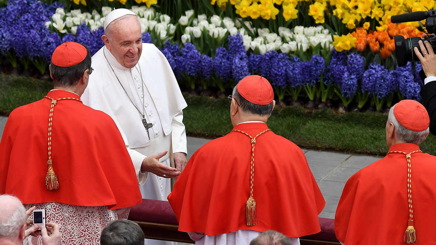 Đức Thánh Cha Phanxicô chào mừng các Hồng y sau Thánh lễ Phục sinh vào tháng 4 năm 2019 (Ảnh: Vincenzo Pinto / AFP qua Getty Images)