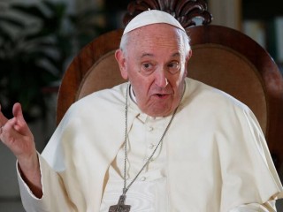 Đức Thánh Cha Phanxicô phát biểu trong cuộc phỏng vấn độc quyền với Reuters tại Vatican ngày 2 tháng 7 năm 2022. (Ảnh: CNS / Remo Casilli, Reuters)