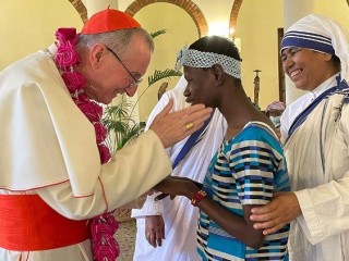 Đức Hồng y Pietro Parolin chào đón một phụ nữ Congo