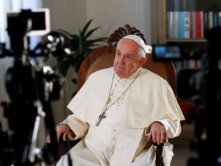 Đức Thánh Cha Phanxicô lắng nghe một câu hỏi trong cuộc phỏng vấn với Phóng viên cấp cao Philip Pullella của Reuters (Ảnh: Vatican News)