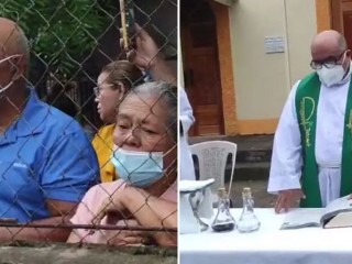 Các tín hữu tập trung tham dự Thánh lễ phía sau hàng rào của nhà thờ khi Cha sở cử hành Thánh lễ bên ngoài nhà thờ Giáo xứ Santa Lucía ở Matagalpa, Nicaragua, ngày 16 tháng 8 năm 2022 (Ảnh: Diócesis Media - Radio Stereo Santa Lucía)