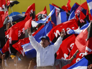 Tổng thống Nicaragua Daniel Ortega đến dự một cuộc mít tinh kỷ niệm 39 năm chiến thắng Sandinista lật đổ chế độ độc tài Somoza, ở Managua, Nicaragua. Ortega, 76 tuổi, là một cựu du kích của Mặt trận Giải phóng Quốc gia Sandinista cánh tả, lần đầu tiên làm tổng thống từ năm 1985 cho đến khi ông rời nhiệm sở năm 1990 sau khi bị thua trong cuộc bỏ phiếu. Ông đã thua thêm ba cuộc bầu cử nữa sau đó trước khi trở lại nắm quyền vào năm 2007. Ông đã giành được nhiệm kỳ thứ tư liên tiếp vào năm 2021. (Nguồn: Alfredo Zuniga / AP.)