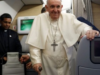 Đức Thánh Cha Phanxicô trên chuyến bay  từ Canada trở về Rôma (Ảnh: Truyền thông Vatican)
