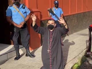 Cảnh sát chặn Đức Giám mục Rolando Alvarez Địa phận Matagalpa đi bộ đến Nhà thờ Chính Tòa (Ảnh: Vatican News)