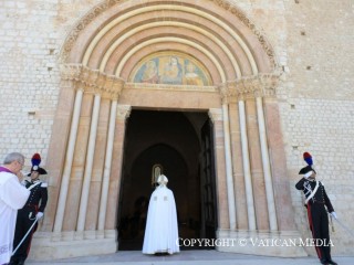 Đức Thánh Cha Phanxicô mở Cửa Thánh của Vương Cung Thánh Đường Santa Maria di Collemaggio ở L’Aquila (Ảnh: Truyền thông Vatican)