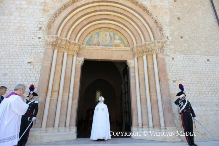 Đức Thánh Cha Phanxicô mở Cửa Thánh của Vương Cung Thánh Đường Santa Maria di Collemaggio ở L’Aquila (Ảnh: Truyền thông Vatican)