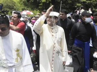 Đức Giám mục Rolando Álvarez Địa phận Matagalpa, Nicaragua, đi bộ cùng với những người hành hương khác đến Đền thờ Chúa Hài Đồng vào tháng 7 năm 2022 (Ảnh: Manuel Obando và Truyền thông Giáo phận)