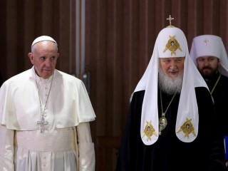Đức Thánh Cha Phanxicô và Đức Thượng phụ Chính thống giáo Nga Kirill đứng cùng nhau sau cuộc họp ở Havana, ngày 12 tháng 2 năm 2016 (Ảnh: REUTERS / Alejandro Ernesto)