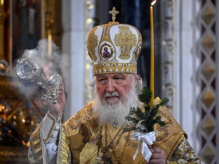 ĐứcThượng phụ Kirill thuộc Giáo hội Chính thống Nga cử hành lễ Giáng sinh tại Nhà thờ Chúa Cứu Thế tại Moscow vào tháng Giêng năm 2022 (Ảnh: AFP-JIJI)