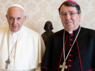 Đức Thánh Cha Phanxicô với Đức Tổng Giám mục Christophe Pierre, Sứ thần Tòa Thánh tại Hoa Kỳ (Ảnh: Vatican News)