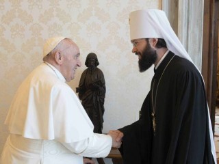 Đức Thánh Cha Phanxicô đã tiếp đón Đức Cha Anthony Sevryuk, Tổng Giám Mục Volokolamsk, Chủ tịch Ủy ban Đối ngoại của Tòa Thượng phụ Moscow tại Vatican ngày 5 tháng 8 năm 2022 (Ảnh CNS / Truyền thông Vatican)