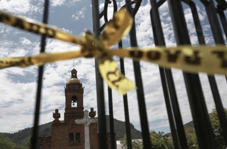 Cảnh sát phong tỏa hiện trường vụ án xung quanh nhà thờ Cerocahui, Mexico, ngày 22 tháng 6 năm 2022, nơi hai linh mục Dòng Tên lớn tuổi bị giết hai bên trong nhà thờ. Đã hai tháng kể từ khi hai Linh mục Dòng Tên bị giết hại tại cộng đồng vùng núi hẻo lánh ở miền bắc Mexico này và kẻ tình nghi là kẻ giết người vẫn đang tiếp tục dửng dưng trước pháp luật (Ảnh: Christian Chavez / AP)