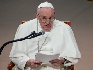 Đức Thánh Cha Phanxicô phát biểu tại cuộc gặp gỡ các nhà chức trách, xã hội dân sự và các nhà ngoại giao tại Phòng hòa nhạc Qazaq ở Nur-Sultan, Kazakhstan, Thứ Ba, ngày 13 tháng 9 năm 2022 (Ảnh: Alexander Zemlianichenko / AP)