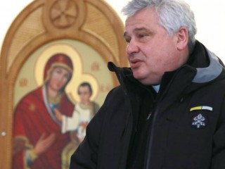 Đức Hồng y Konrad Krajewski, Chánh sở Từ thiện Giáo hoàng, trong bức ảnh được chụp gần ảnh Đức Mẹ trong chuyến viếng thăm những người tị nạn Ukraine ở Lviv, Ukraine, vào ngày 10 tháng 3 năm 2022. (Ảnh: CNS / Giáo hội Công giáo Ukraine cung cấp)