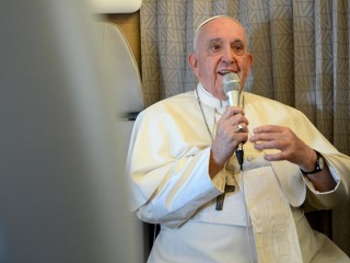 Đức Thánh Cha Phanxicô trả lời một số câu hỏi của các nhà báo trên chuyến bay từ Nur-Sultan, Kazakhstan, trở về Rôma vào ngày 15 tháng 9 năm 2022 (Ảnh: Vatican News)
