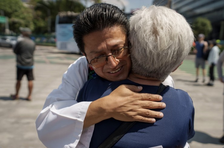 Linh mục Dòng Tên Jorge Atilano Gonzalez Candia ôm một phụ nữ sau Thánh lễ tưởng niệm tất cả các Linh mục và Tu sĩ nam nữ đã bị sát hại ở Mexico, tại Thành phố Mexico, Chúa nhật, ngày 10 tháng 7 năm 2022. Gonzalez là cố vấn của Hiệp hội Chúa Giêsu ở Mexico , người được chỉ định theo dõi vụ án (Ảnh: AP / Moises Castillo)