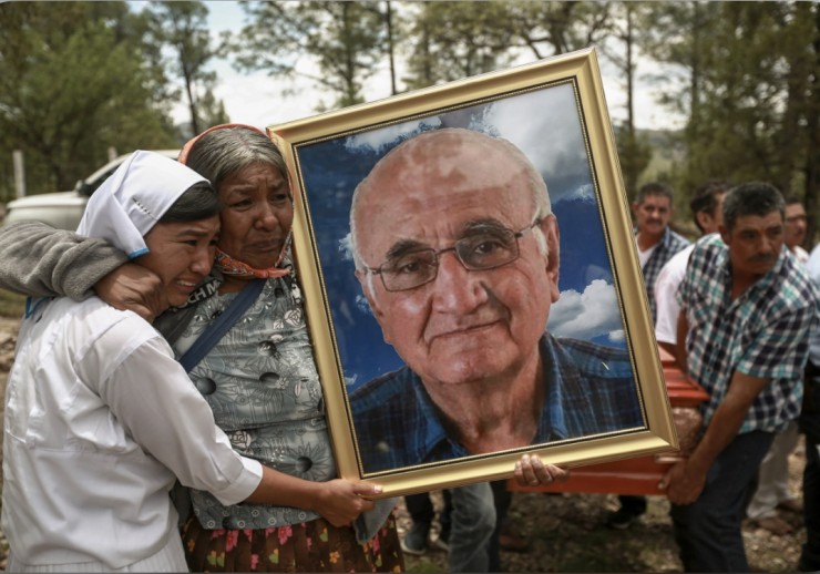 Những người phụ nữ cầm di ảnh của Cha Javier Campos Morales trong tang lễ của ngài và Cha Joaquin Cesar Mora. Cha Salazar đã đến Cerocahui, bang Chihuahua, Mexico, Chúa nhật, ngày 26 tháng 6 năm 2022, sau khi hai Linh mục lớn tuổi và một hướng dẫn viên du lịch đã bị sát hại ở Sierra Tarahumara của Mexico. Hai tháng sau khi hai Linh mục Dòng Tên bị giết tại một cộng đồng vùng núi hẻo lánh ở miền bắc Mexico, kẻ bị tình nghi là kẻ giết người hiện vẫn đang trong tình trạng dửng dưng trước pháp luật và người dân thị trấn không khỏi hoang mang sợ hãi, nhưng các Tu sĩ Dòng Tên cho biết rằng họ sẽ tiếp tục ở lại  phục vụ trong khu vực (Ảnh: Christian Chavez / AP)