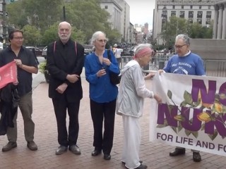 Đây là bức ảnh chụp các nhà hoạt động vì hòa bình ở thành phố New York vào ngày 22 tháng 8 năm 2022, sau khi hầu tòa. Họ bị bắt vào ngày 2 tháng 8 với cáo buộc có hành vi gây rối vì chặn cửa của Phái bộ Hoa Kỳ tại Liên Hợp Quốc. Hành động bất tuân dân sự của các nhà hoạt động được thực hiện khi các nhà ngoại giao gặp gỡ nhau tại Liên hợp quốc tại hội nghị đánh giá về Hiệp ước Không phổ biến vũ khí hạt nhân (Ảnh: Hành động Hòa bình Bang New York/ CNS)