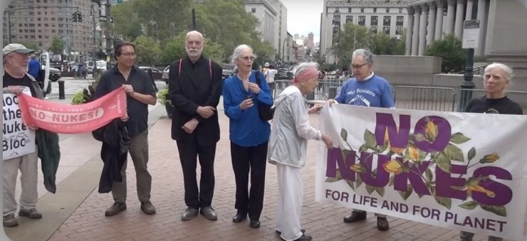 Đây là bức ảnh chụp các nhà hoạt động vì hòa bình ở thành phố New York vào ngày 22 tháng 8 năm 2022, sau khi hầu tòa. Họ bị bắt vào ngày 2 tháng 8 với cáo buộc có hành vi gây rối vì chặn cửa của Phái bộ Hoa Kỳ tại Liên Hợp Quốc. Hành động bất tuân dân sự của các nhà hoạt động được thực hiện khi các nhà ngoại giao gặp gỡ nhau tại Liên hợp quốc tại hội nghị đánh giá về Hiệp ước Không phổ biến vũ khí hạt nhân (Ảnh: Hành động Hòa bình Bang New York/ CNS)