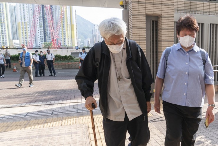 Đức Hồng y Joseph Zen, bên trái, đến tham dự phiên tòa của Tòa án sơ thẩm Tây Cửu Long ở Hồng Kông hôm thứ Hai, ngày 26 tháng 9 năm 2022. Vị Hồng y Công giáo 90 tuổi và năm người khác đã phải ra hầu tòa ở Hồng Kông hôm thứ Hai vì bị cáo buộc không đăng ký quỹ không tồn tại được thành lập để hỗ trợ những người bị bắt giữ trong các cuộc biểu tình chống chính phủ quy mô lớn ở thành phố cách đây 3 năm trước (Ảnh: Oiyan Chan / AP)